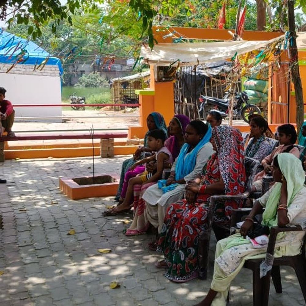 रेलवे ट्रैक पर पथराव, हादसों पर सख्त चेतावनी:जीआरपी-आरपीएफ ने गांवों में चलाया जागरूकता अभियान