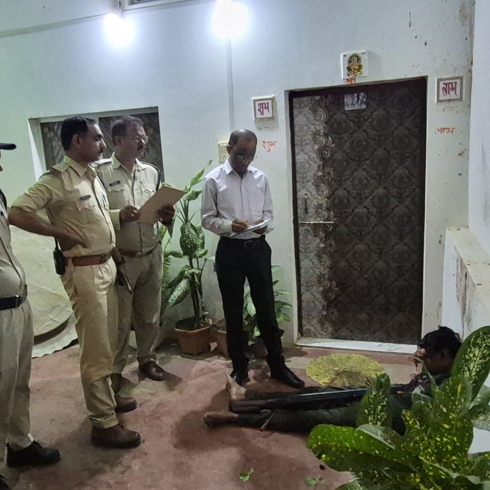 सुरक्षा गार्ड ने लाइसेंसी बंदूक से खुद को मारी गोली:परिजन बोले-नीचे टीवी देख रहे थे, आवाज सुनकर पहुंचे; तब तक हो चुकी थी मौत