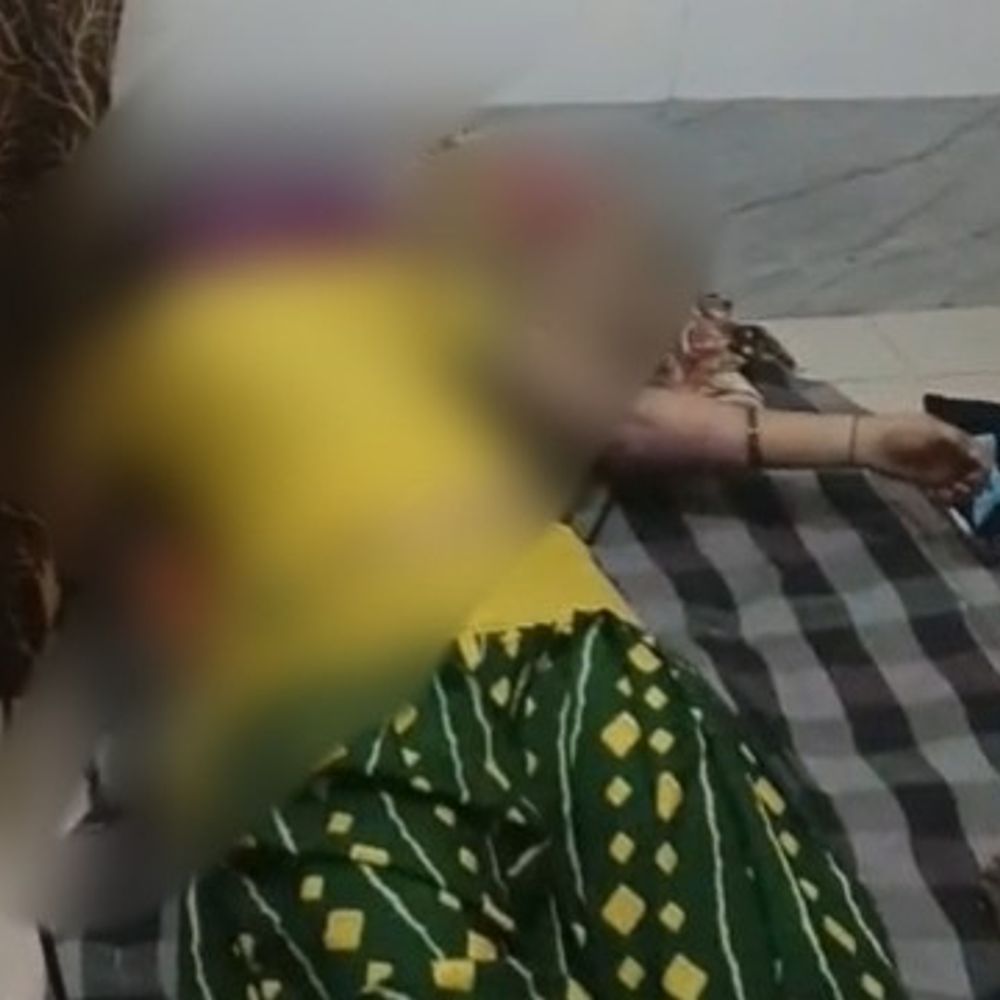 नोएडा में बंद कमरे में मिला गर्लफ्रेंड-बॉयफ्रेंड की लाश:युवती का शव फर्श पर था, युवक फंदे से लटका मिला; बदबू आने पर पहुंची पुलिस