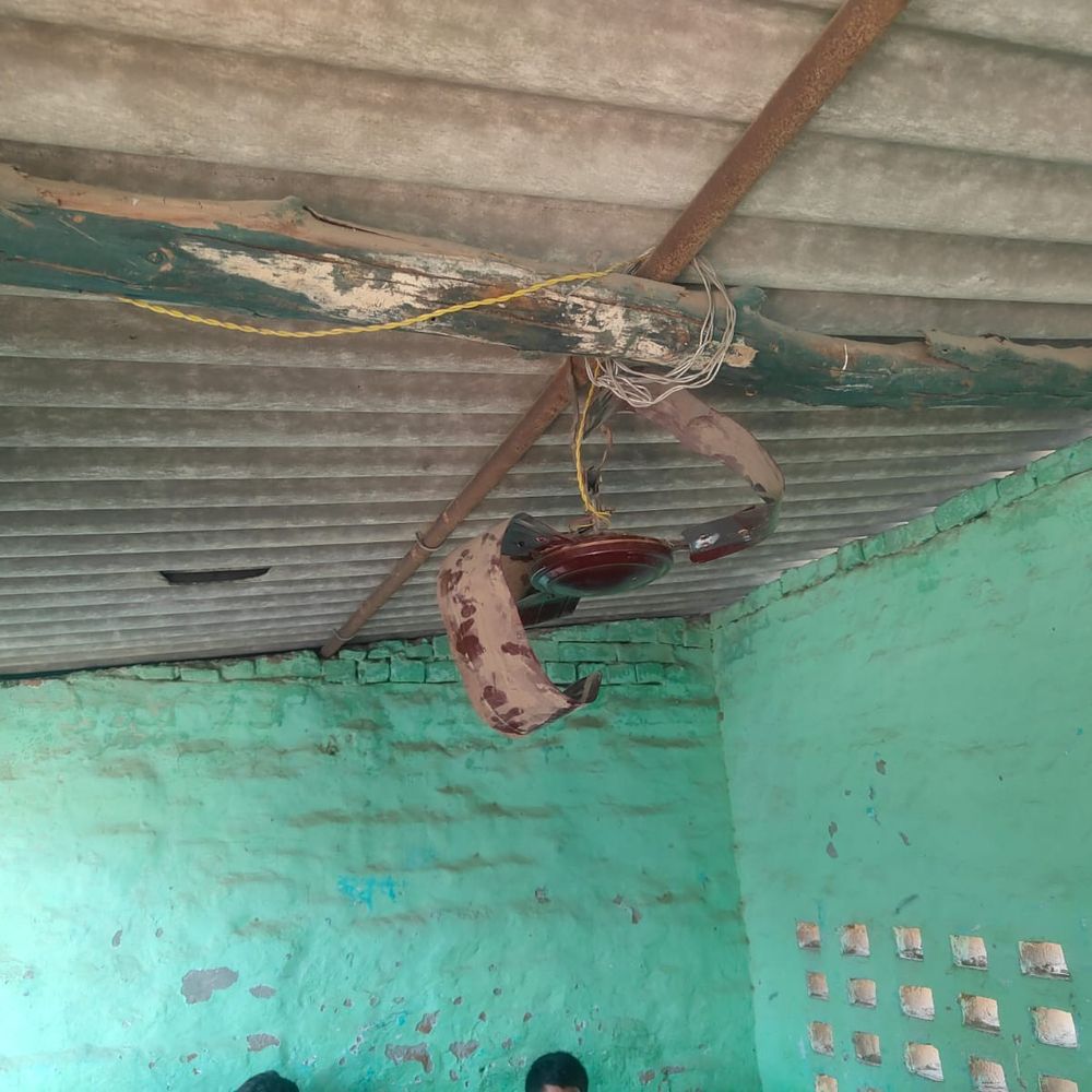 हापुड़ में टीन शेड में चल रहा था अवैध स्कूल:BSA ने 10वीं तक की कक्षाएं संचालित करने पर नोटिस दिया