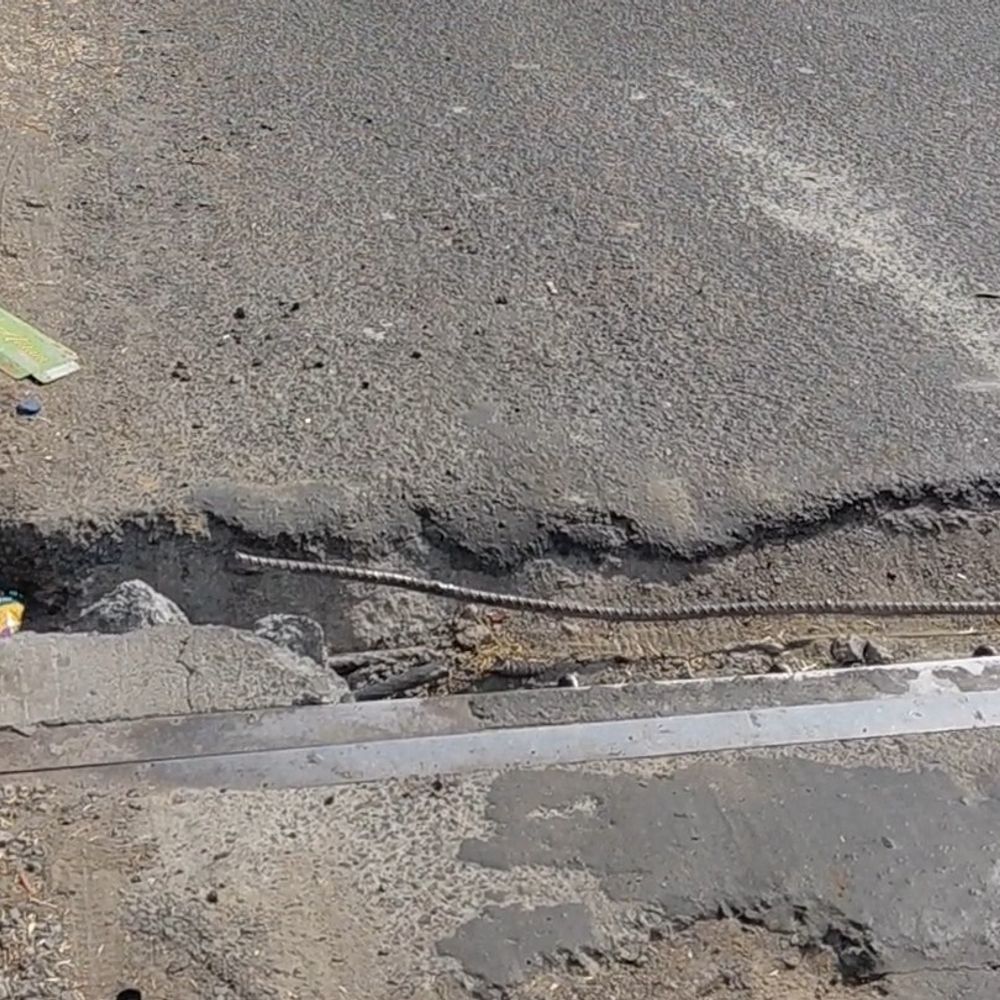 पांचाल घाट पुल के ज्वाइंट फिर खुले:एक ओर का ज्वाइंट पूरी तरह खुला, एंगल-सरिया दिखने लगी