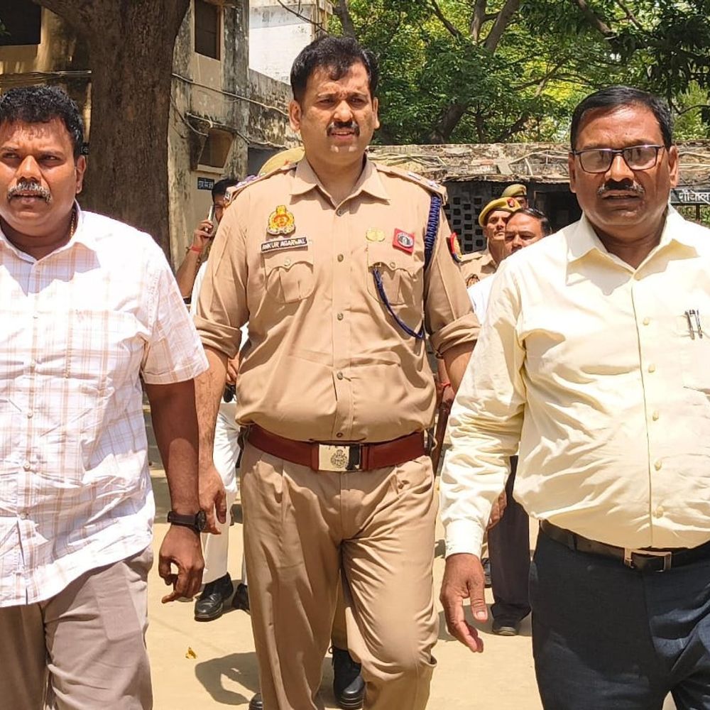 डीएम-एसपी ने होमगार्ड भर्ती परीक्षा केंद्रों का लिया जायजा:सीतापुर में 6 परीक्षा केंद्रों पर होगी परीक्षा, सुरक्षा-सुविधाओं पर दिए निर्देश