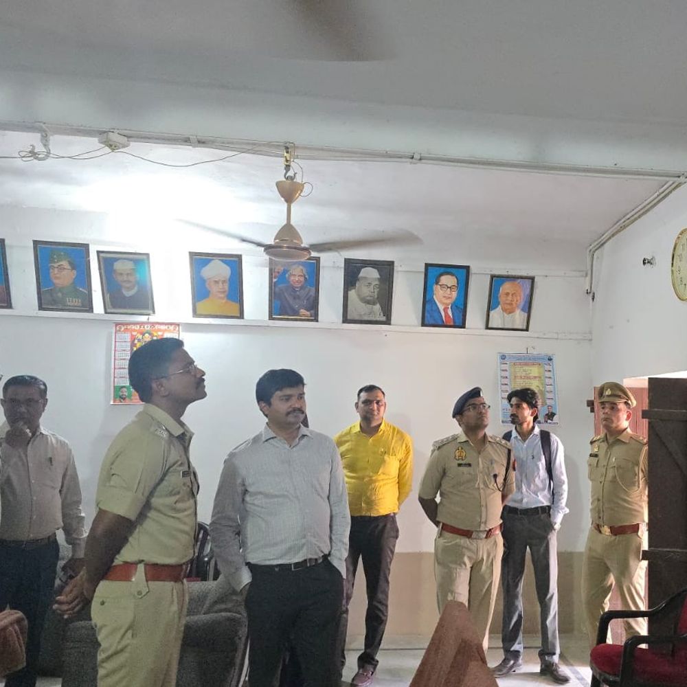 एटा में होमगार्ड भर्ती परीक्षा केंद्रों का निरीक्षण:डीएम-एसएसपी ने सुरक्षा व पारदर्शी व्यवस्थाएं जांची, CCTV कैमरे खंगाले