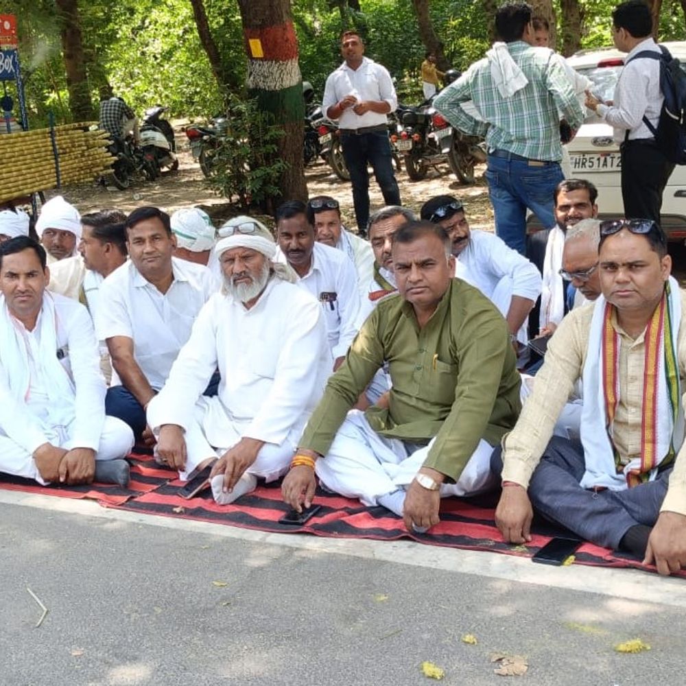 फिरोजाबाद में प्रधानों का प्रदर्शन:दूसरे दिन भी अधिकारी नहीं पहुंचे, अनिश्चितकालीन धरने की चेतावनी