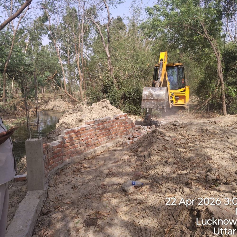 कब्रिस्तान भूमि पर अवैध निर्माण ढहाया गया:रायबरेली में तहसील और नगर पालिका की संयुक्त कार्रवाई