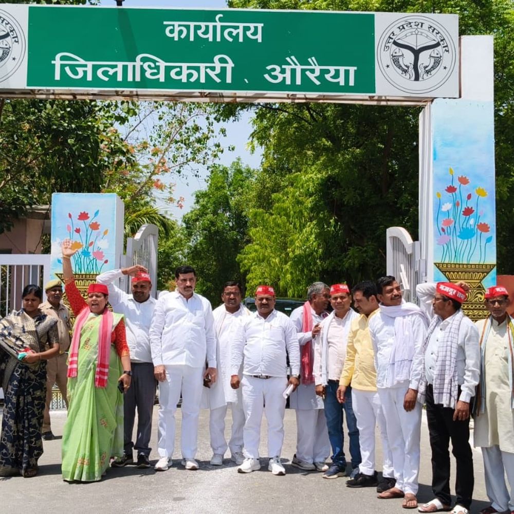 नोएडा श्रमिक आंदोलन पर दमन रोकने की मांग:औरैया में सपा मजदूर सभा ने राज्यपाल को ज्ञापन सौंपा, श्रमिकों की रिहाई की मांग