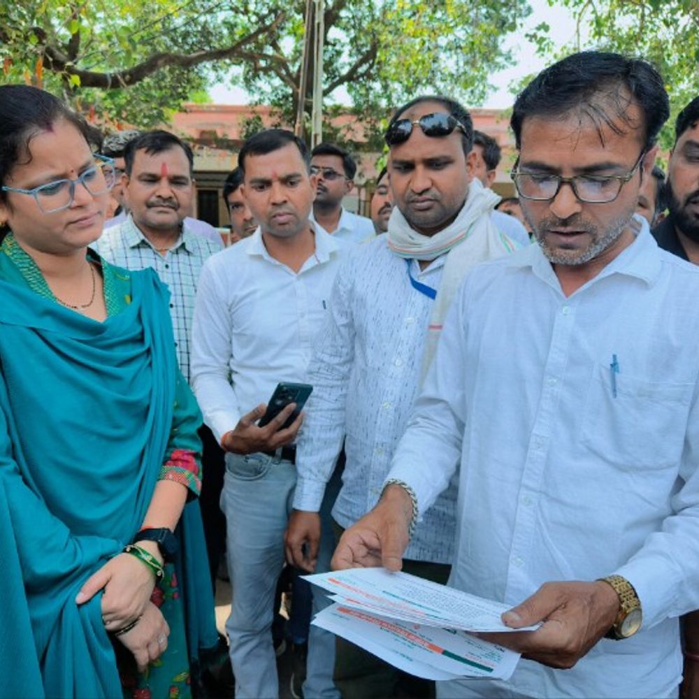 शाहजहांपुर में शिक्षकों ने सरकार पर भेदभाव का आरोप लगाया:मानदेय और सुविधाओं के लिए कलेक्ट्रेट में ज्ञापन सौंपा