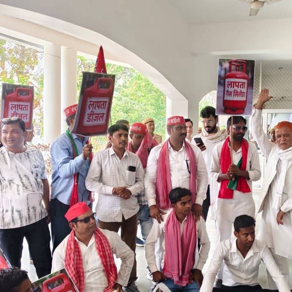 गैस, पेट्रोल-डीजल किल्लत पर सपा कार्यकर्ताओं का सड़क पर प्रदर्शन:बलरामपुर में राष्ट्रपति के नाम एडीएम को ज्ञापन सौंपा