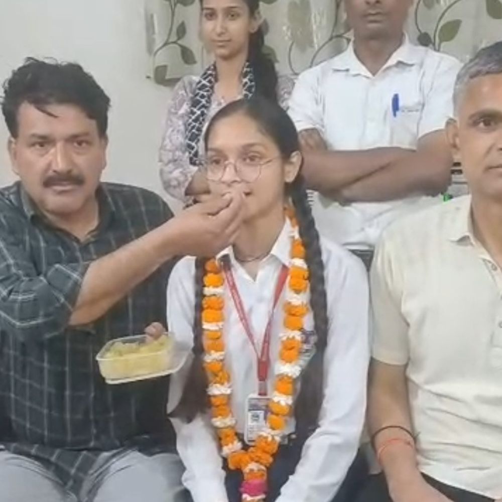 हाथरस में हाईस्कूल, इंटरमीडिएट में छात्राएं रही टॉपर:टॉपर दीक्षा का सपना IAS बनना, 14KM साइकिल चलाकर स्कूल जाती हैं अपर्णा