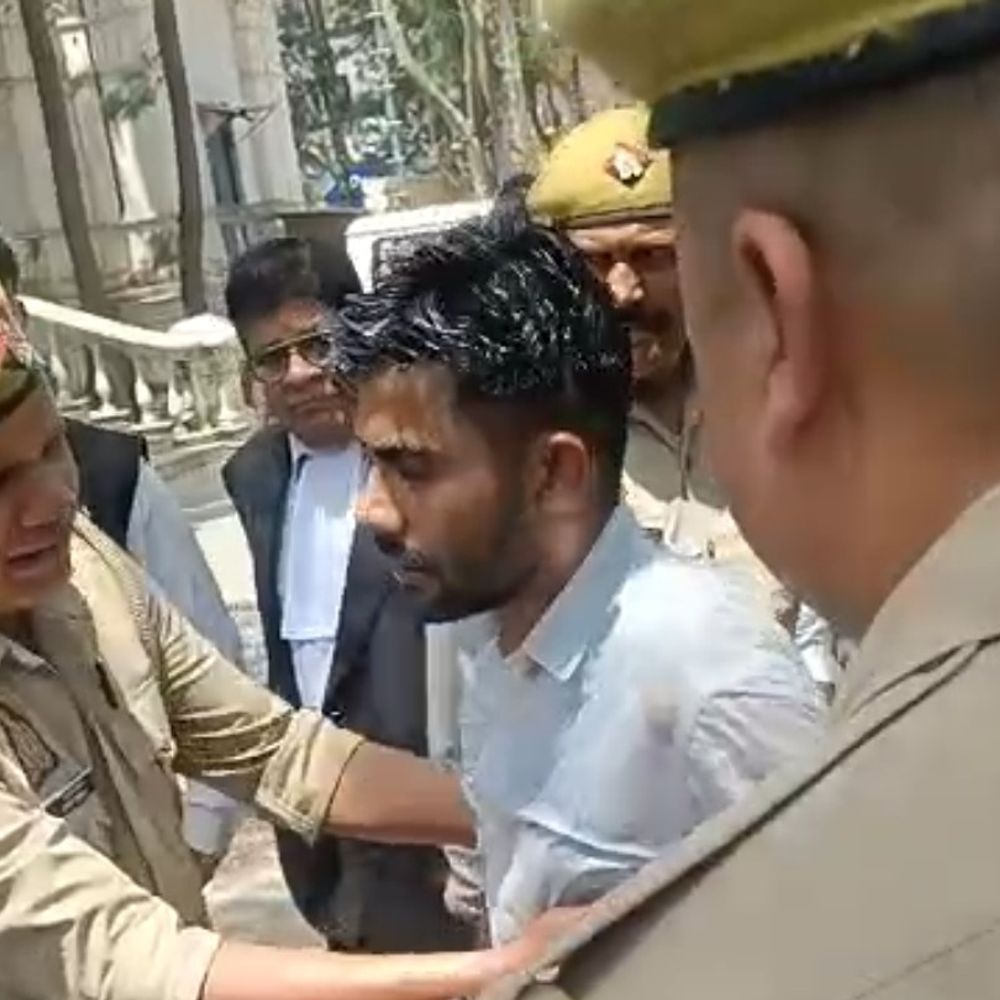 रामपुर कचहरी में ज्वलनशील पदार्थ से आत्मदाह का प्रयास:पुलिस ने युवक को बचाया, न्यायिक जांच कमेटी गठित