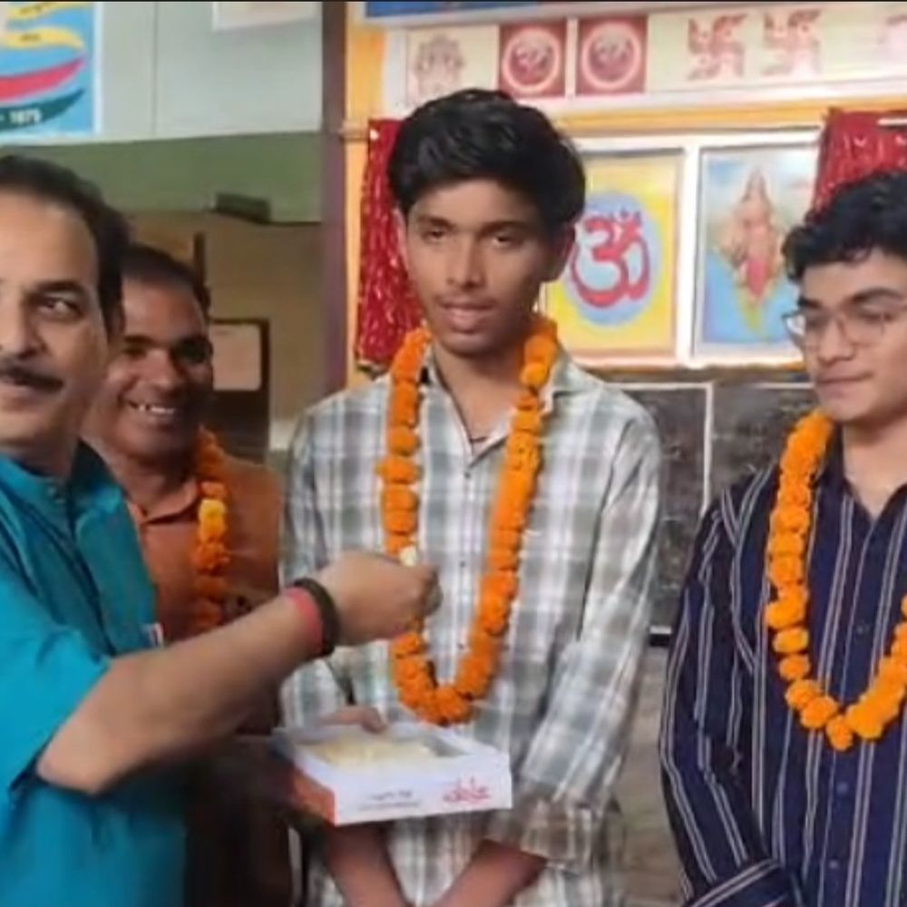 हाईस्कूल में आदर्श ने 94.83% के साथ बने जिला टॉपर:जालौन में माधवी 94.67% प्राप्त कर दूसरे स्थान पर रही