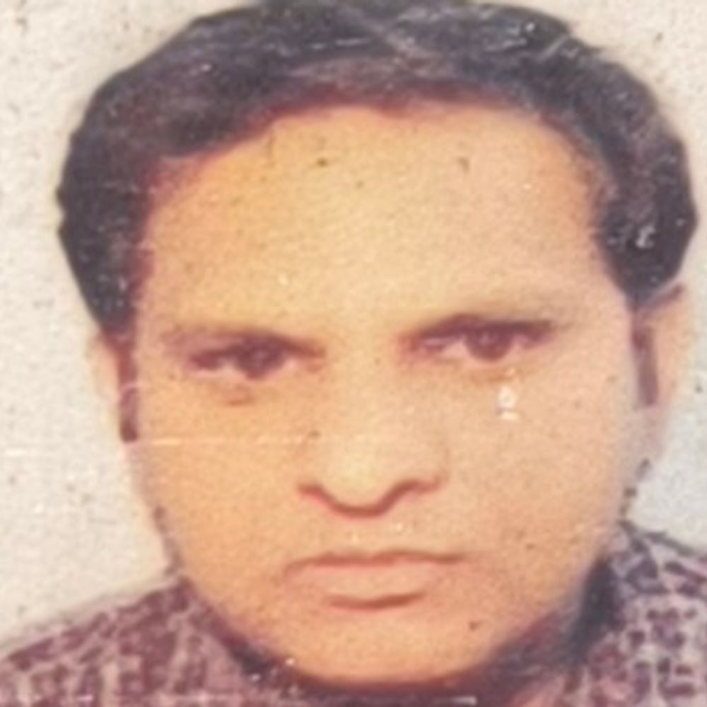 अज्ञात वाहन की टक्कर से बाइक सवार शिक्षक की मौत:बरेली में नवदिया झादा फ्लाईओवर के पास हुआ हादसा, सिर कुचल जाने से मौके पर गई जान