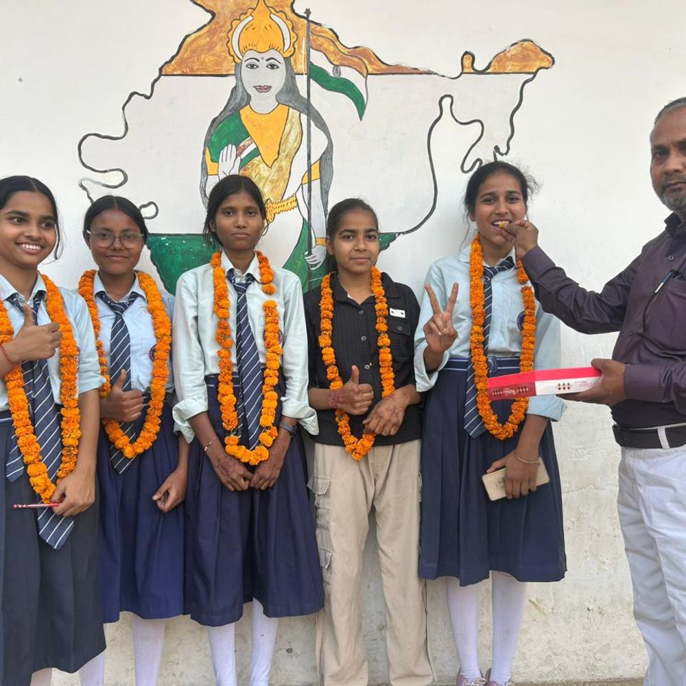 दिव्यांशी श्रीवास्तव ने इंटरमीडिएट परीक्षा में किया जिला टॉप:बस्ती में 93.20% अंक हासिल कर पाई सफलता, 500 में से 466 अंक मिले