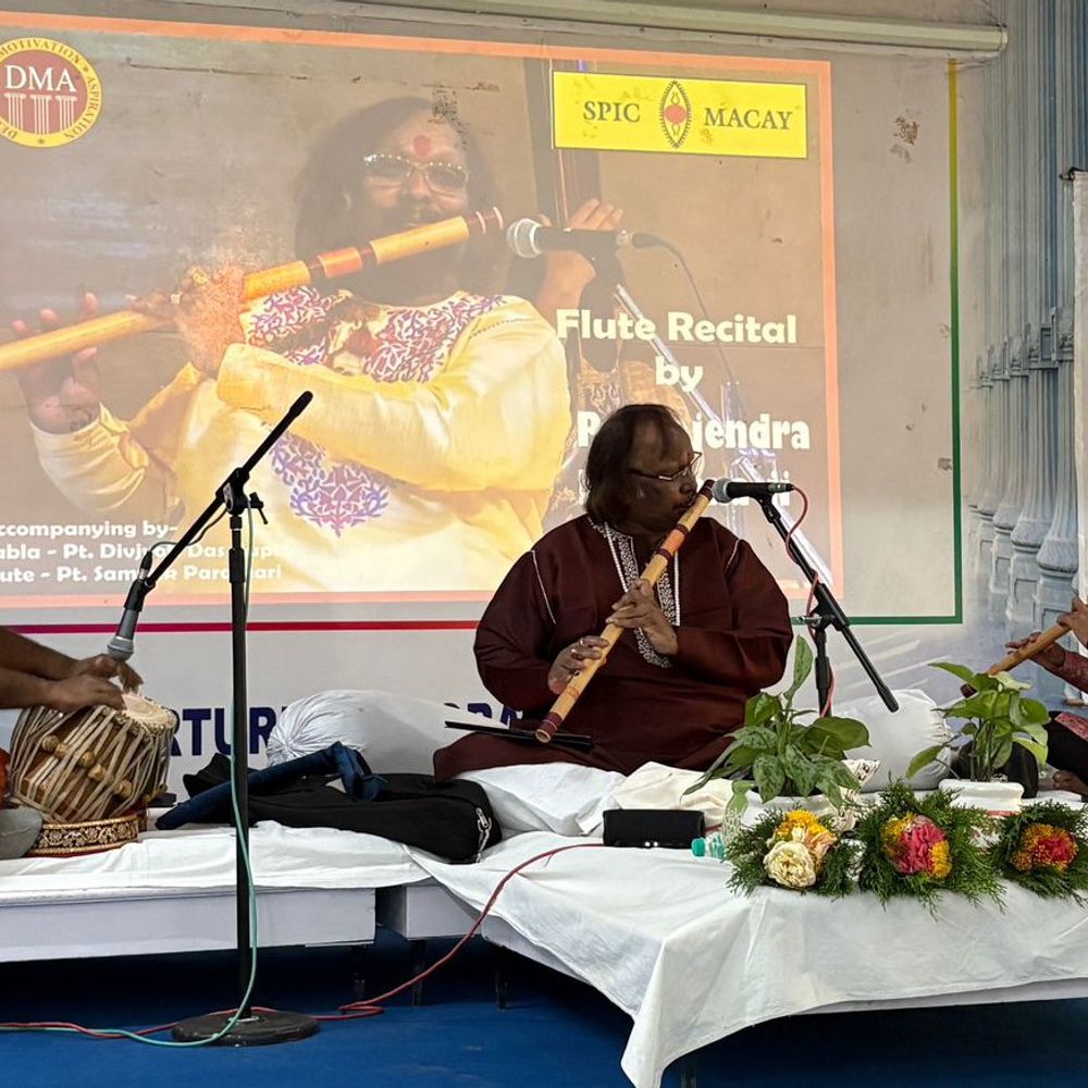 पंडित राजेन्द्र प्रसन्ना ने दयावती मोदी अकादमी में प्रस्तुति दी:रामपुर में स्पीक मैके कार्यक्रम, छात्रों-शिक्षकों को बांसुरी वादन से मंत्रमुग्ध किया