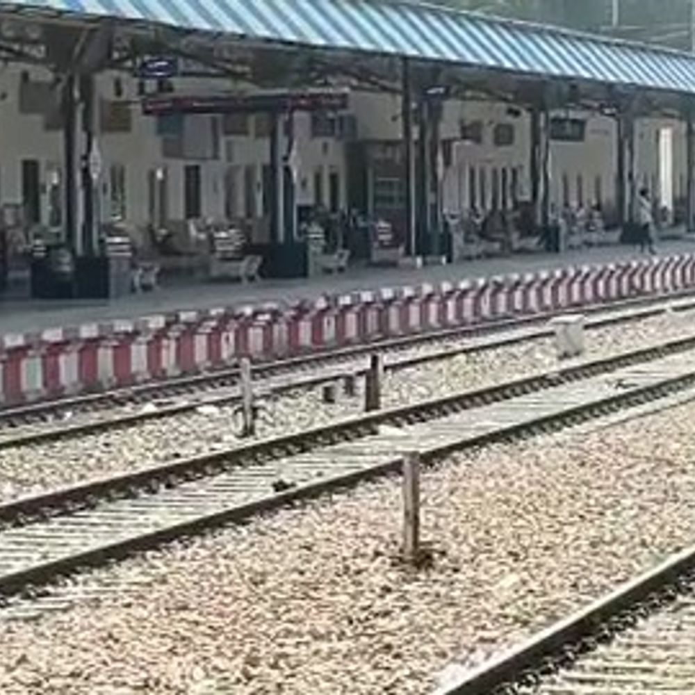 रेलवे पुल के नीचे मासूम का कटा पैर मिला:मथुरा में बंगाली घाट रेलवे लाइन पुल के नीचे जुटी भीड़, पुलिस जांच में जुटी