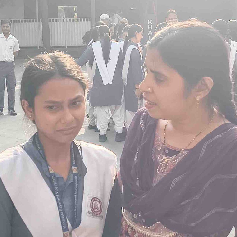 गाजियाबाद में रिजल्ट देखकर रो पड़ी छात्रा:हाईस्कूल में 95% से अधिक की उम्मीद थी, 89.3% अंक मिले इसीलिए आंसू निकले