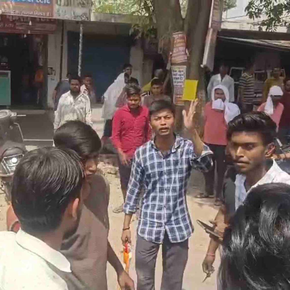 चकेरी में सिलेंडर न मिलने पर लोगों का गुस्सा:उपभोक्ताओं ने सड़क जाम कर किया प्रदर्शन, पुलिस ने शांत कराया