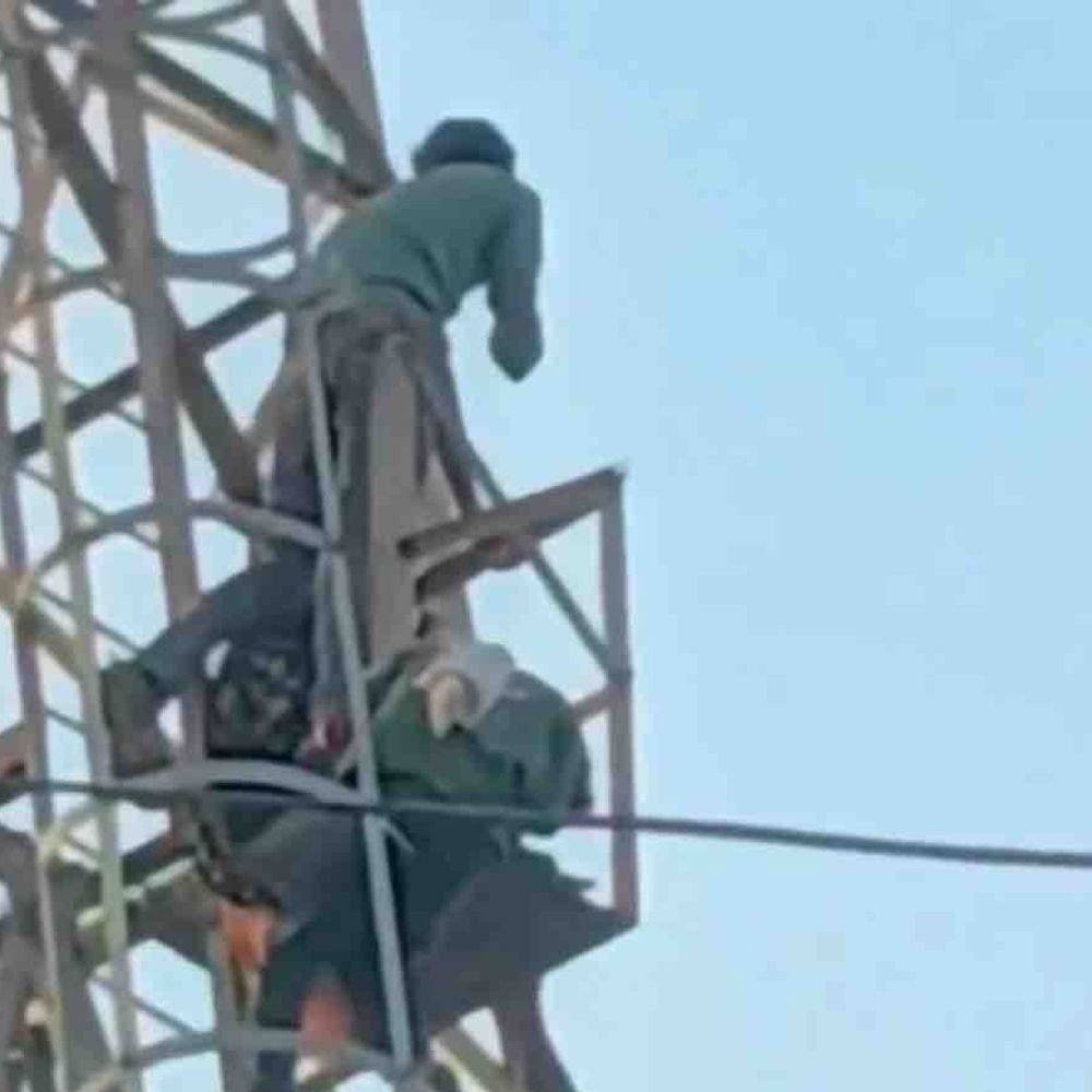 प्रेमी से शादी की जिद पर युवती टावर पर चढ़ी:कूदने की धमकी, स्थानीय युवकों ने जान जोखिम में डालकर सुरक्षित उतारा