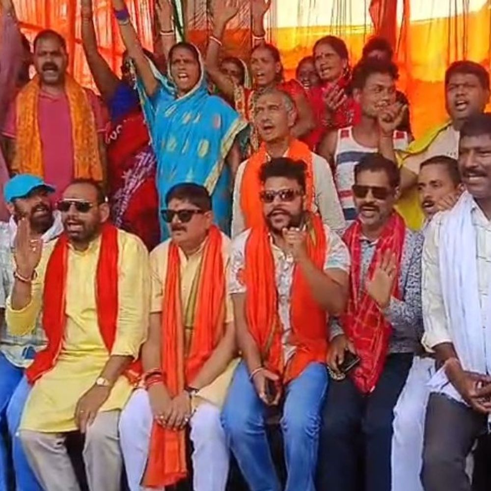 धनबाद-बोकारो मुख्य सड़क धंसी, विधायक राज सिन्हा धरने पर बैठे:  मरम्मत और पुनर्वास की मांग पर ग्रामीणों संग अनिश्चितकालीन धरना – Dhanbad News