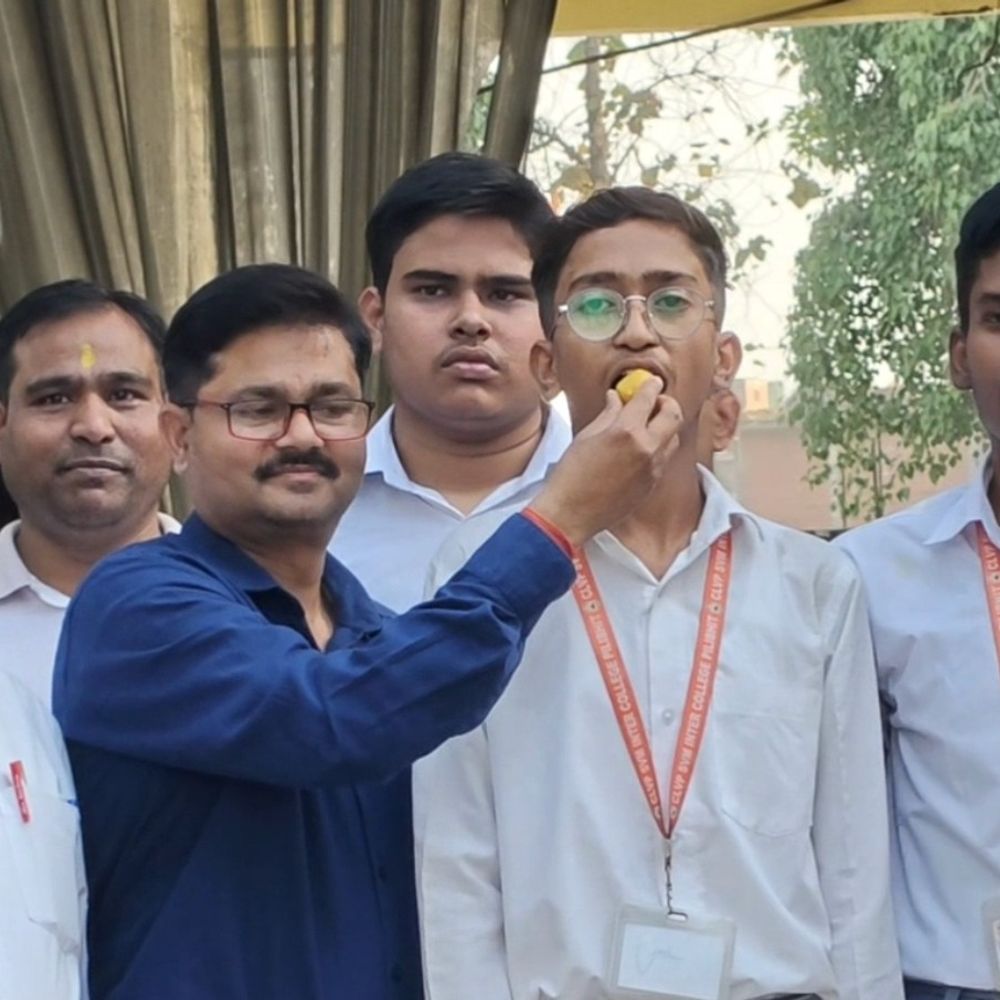 पीलीभीत के यश प्रजापति के 10वीं में 94.3% अंक:10-12 घंटे पढ़ाई कर लहराया परचम, इंजीनियर बनने का लक्ष्य