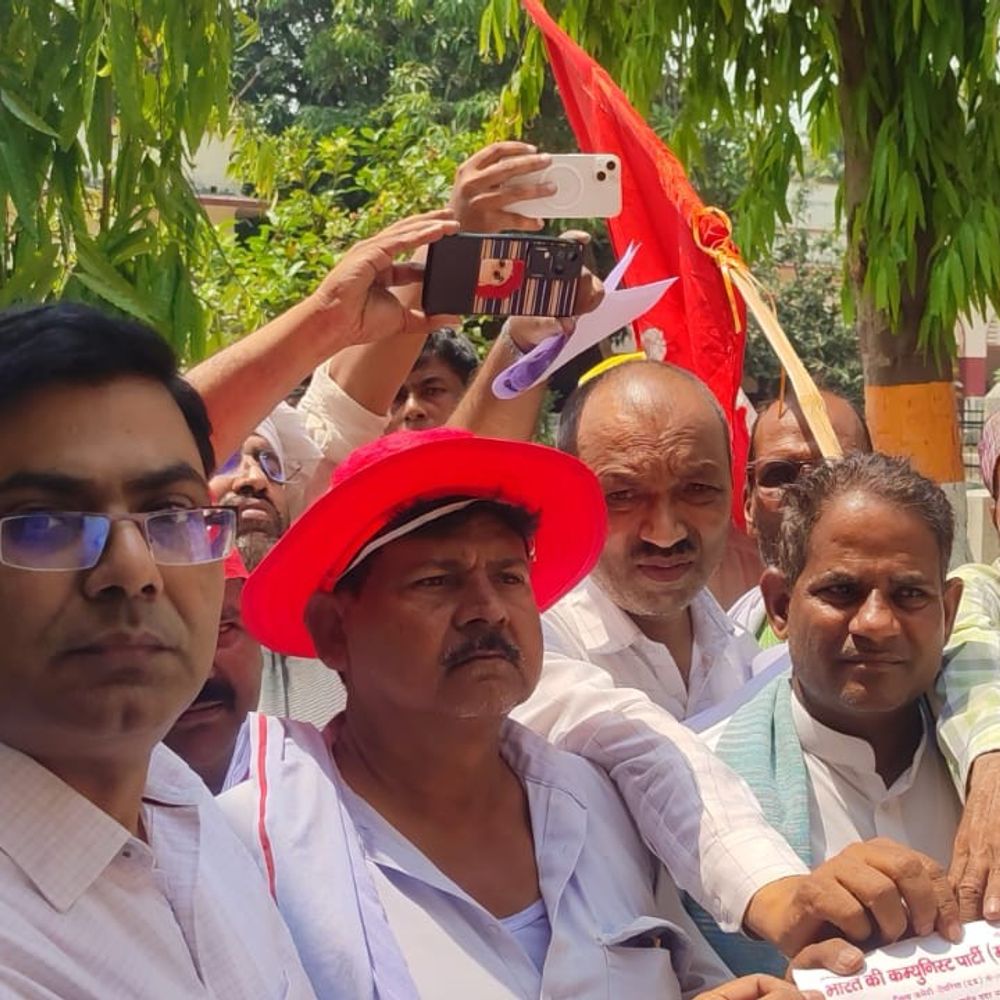 देवरिया में किसानों-मजदूरों की मांगों पर संगठनों का प्रदर्शन:डीएम को ज्ञापन दिया, समस्याओं के समाधान की मांग