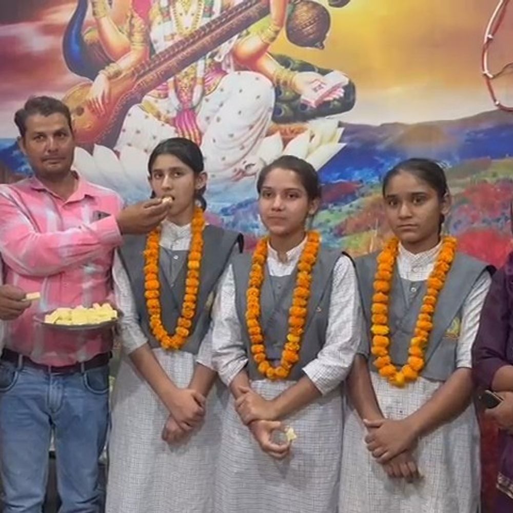 अमरोहा में इंटरमीडिएट परीक्षा में बेटियों का दबदबा:जिले की टॉप टेन सूची में 90 प्रतिशत छात्राएं, कुल परीक्षा परिणाम 88.87% रहा