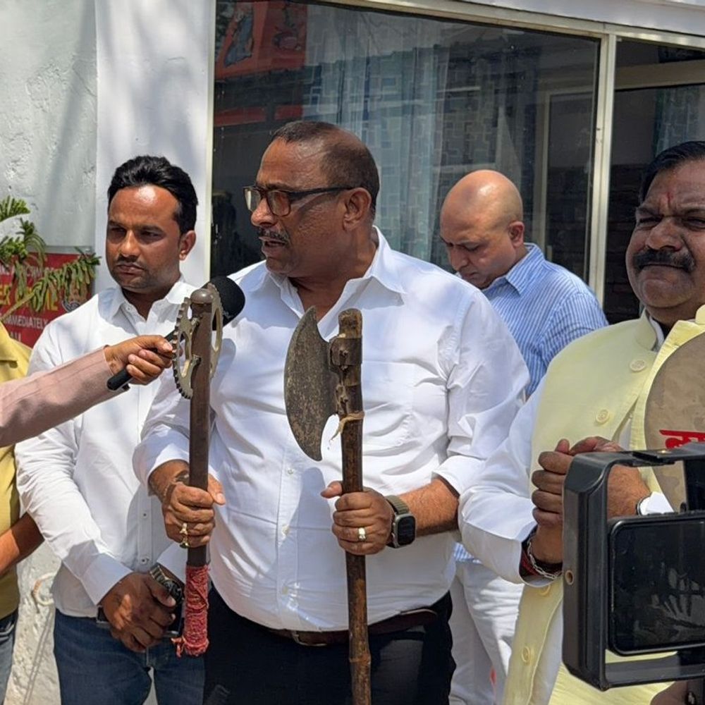 पुलिस ने परशुराम जयंती शोभायात्रा से फरसे छीने:अधिकारियों के हस्तक्षेप के बाद सम्मानपूर्वक लौटाए गए