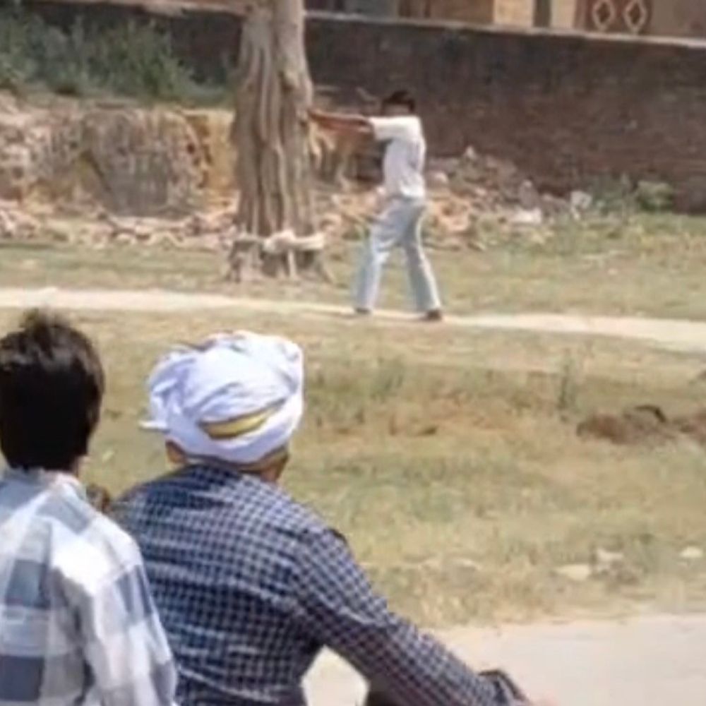 बदायूं में दो गुटों में मारपीट, युवक ने तमंचा लहराया:हवाई फायरिंग की, पढ़ने वाले युवकों के बीच मामूली कहासुनी के बाद विवाद