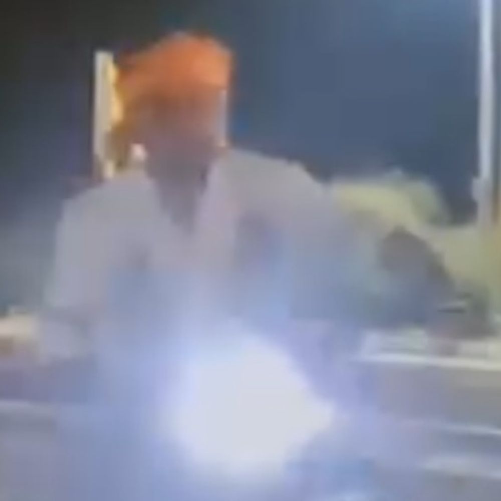 रेलवे ट्रैक पर रील बनाने वाला युवक गिरफ्तार:देवरिया में GRP ने की कार्रवाई, बाइक भी बरामद