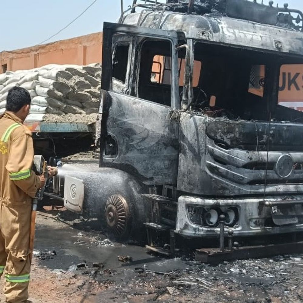 हापुड़ में खड़े ट्रक में लगी आग:केबिन जलकर राख, सीमेंट के कट्‌टे लदे थे, फायर ब्रिगेड ने कड़ी मशक्कत से काबू पाया