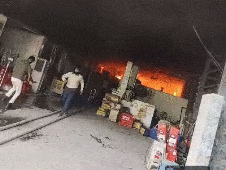 गयाजी पुलिस लाइन के बैटरी गोदाम में लगी आग:शॉर्ट सर्किट से लाखों के नुकसान की आशंका, विस्फोट का था खतरा