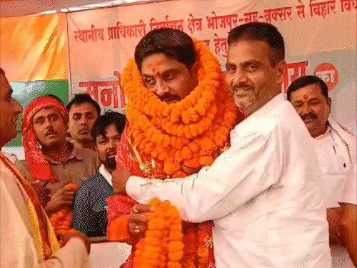 जदयू से बागी नेता मनोज उपाध्याय ने भरा नामांकन:भोजपुर-बक्सर उपचुनाव में त्रिकोणीय मुकाबला, बोले–हम पार्टी से नहीं, मिट्टी से जुड़े हैं