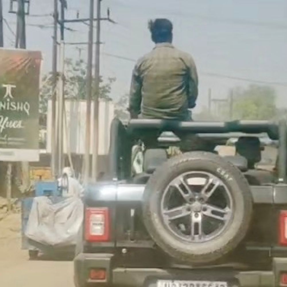 मुज़फ़्फ़रनगर में चलती थार पर युवक का खतरनाक स्टंट:कार से निकलकर छत पर बैठते दिखा, व्यस्त रोड पर स्टंटबाजी का VIDEO