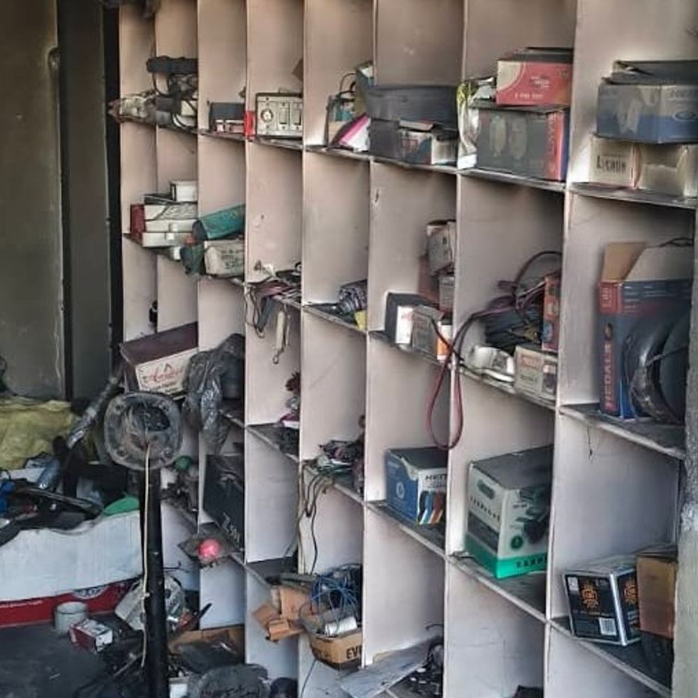 सीतापुर में इलेक्ट्रिक दुकान में लाखों का सामान जला:शॉर्ट सर्किट से आग लगने की आशंका, दुकानदार को नुकसान
