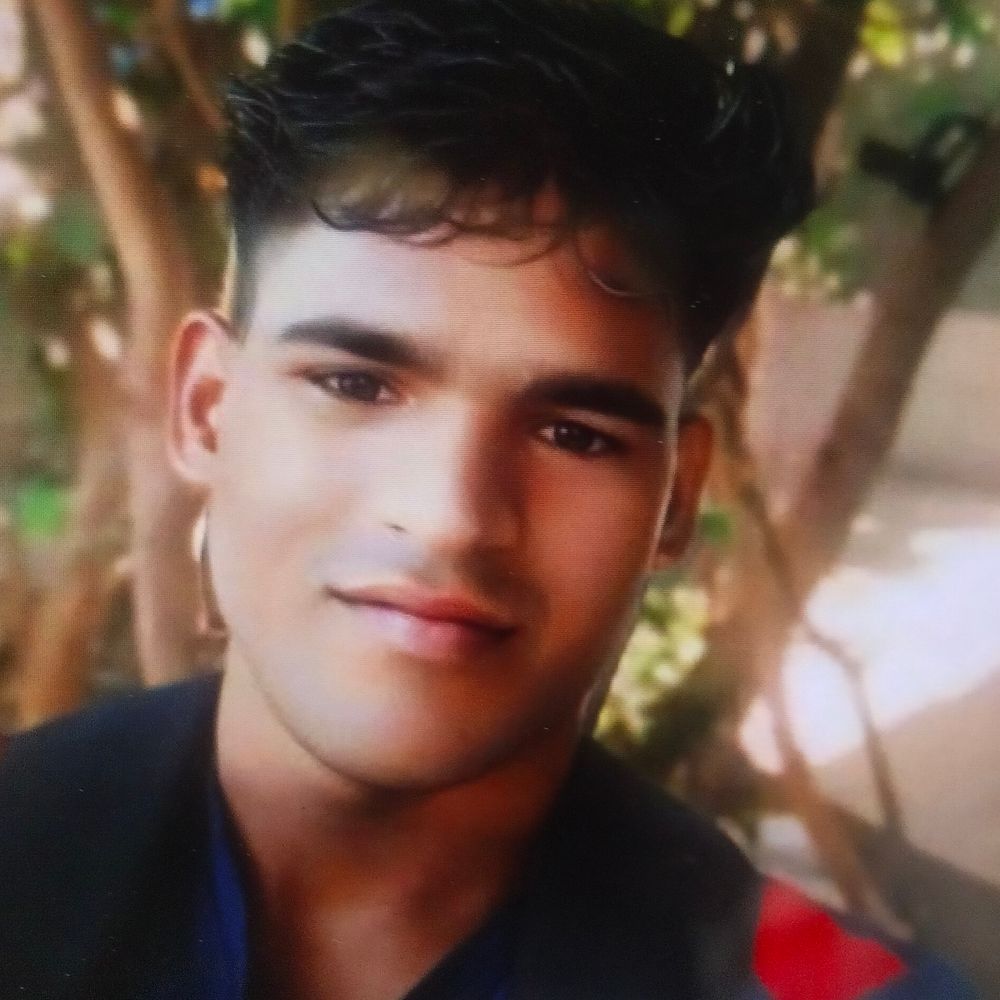 गाजीपुर में युवक ने पेड़ से लटककर दी जान:सुसाइड नोट में लिखा 'ऊपर वाला न्याय करेगा', जेल भेजने की धमकी मिली थी