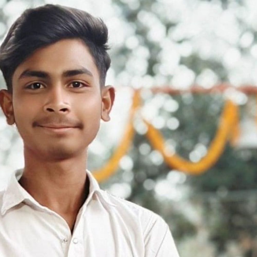 बस्ती में ट्रैक्टर से कुचलकर युवक की मौत:पहिये के नीचे दबने से फटा सिर; सड़क पर फैले मांस के लोथड़े; गुस्साए परिजनों ने किया हंगामा