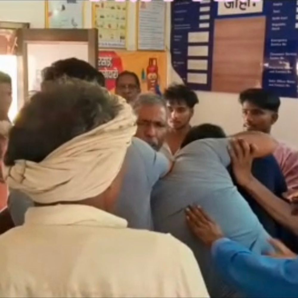 महराजगंज में गैस सिलेंडर लेने गए उपभोक्ता से मारपीट:एजेंसी मालिक के बेटे और कर्मचारियों पर आरोप; पुलिस जांच में जुटी, वीडियो की पुष्टि नहीं