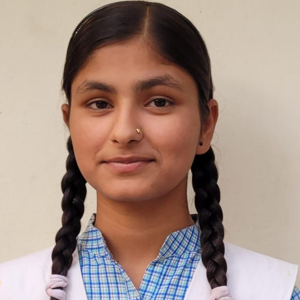 मऊ की प्रतीक्षा पांडेय की प्रदेश में फोर्थ पोजीशन:600 में से 583 अंक प्राप्त किए, अनम कायनात को मिला 7वां स्थान