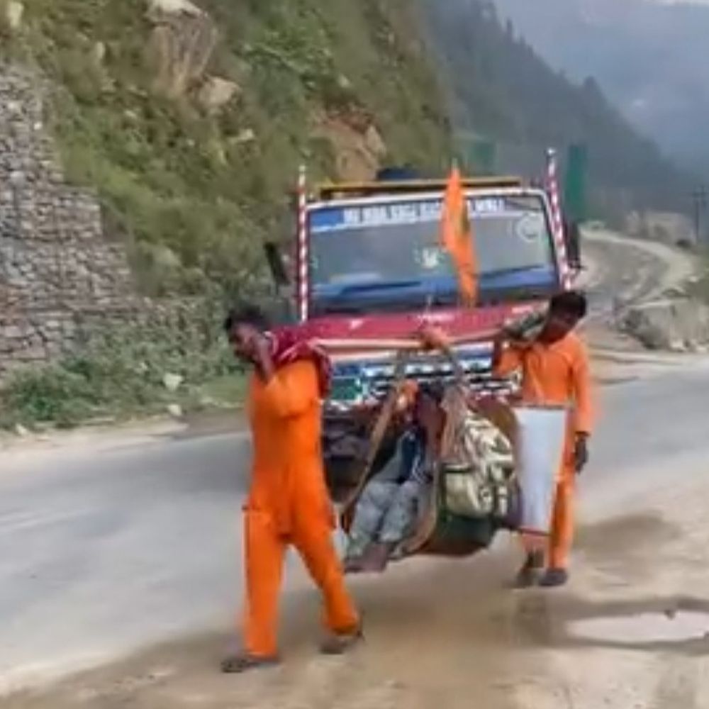 1800 किलोमीटर पैदल चलकर मां को कंधों पर पहुंचाया केदारनाथ:यूपी के बदायूं से 3 महीने 24 दिन में पूरी की यात्रा, श्रद्धा को देखकर भावुक हुए लोग