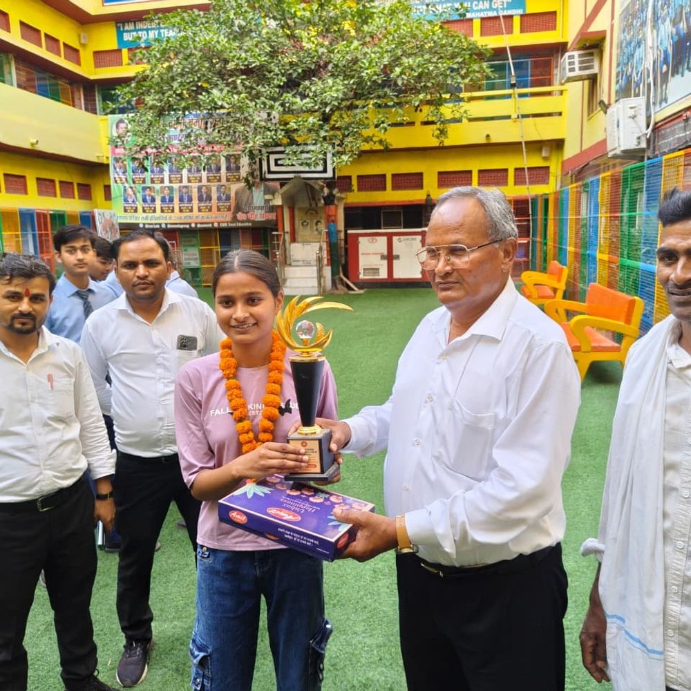 बलरामपुर में इंटर में भावना यादव 91.60% के साथ टॉपर:बेटियों-बेटों का शानदार प्रदर्शन, ग्रामीण छात्रों ने भी मारी बाजी