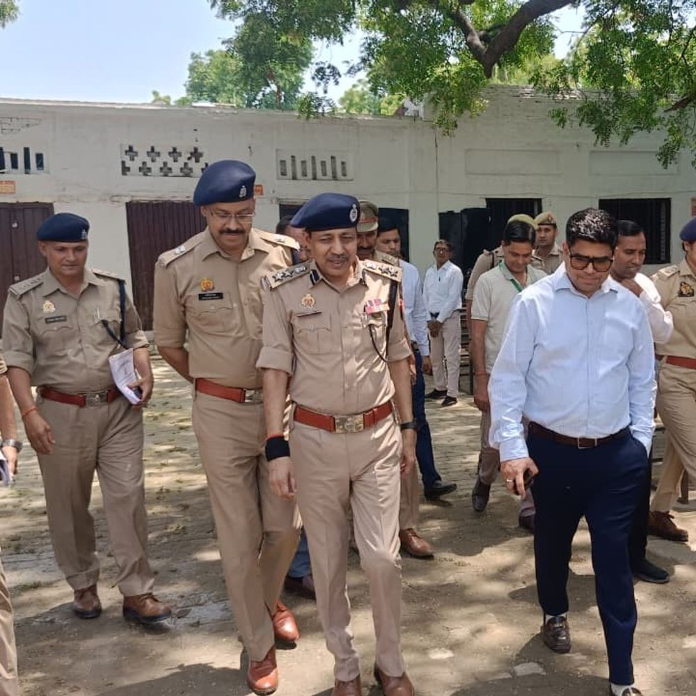 होमगार्ड भर्ती परीक्षा को लेकर प्रशासन अलर्ट:उन्नाव में DM-SSP ने किया परीक्षा केंद्रों का निरीक्षण, अधिकारियों को दिए दिशा-निर्देश