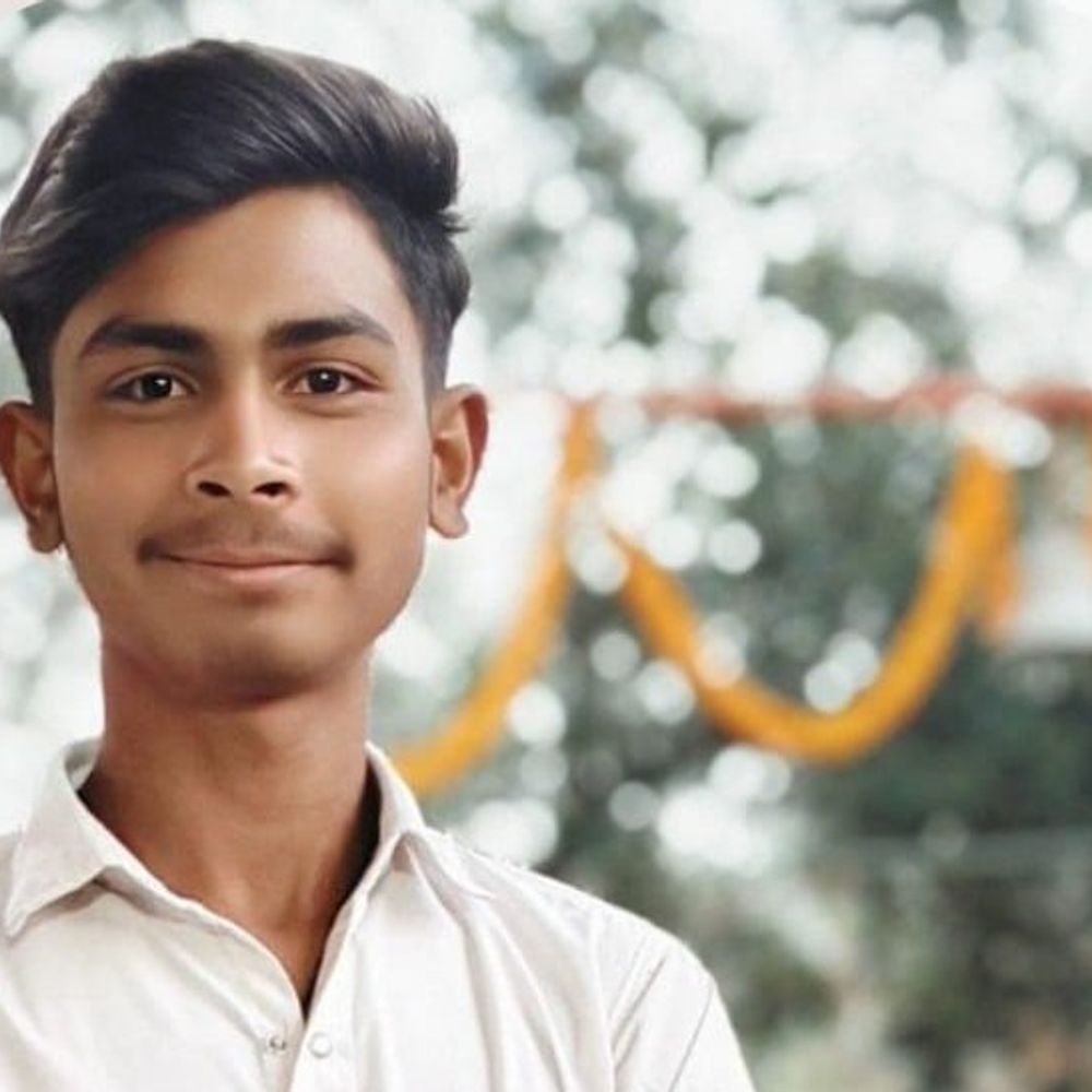 ट्रैक्टर-ट्रॉली की चपेट में युवक की मौत:बस्ती में परिजनों ने किया हंगामा, आरोपी चालक की तलाश जारी