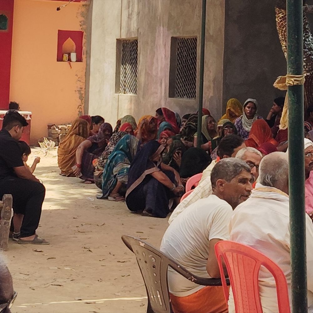 लोग जिंदा जल रहे थे, हम सब बेबस देखते रहे:मिर्जापुर सड़क हादसे में एक ही परिवार के 8 लोगों की मौत, मुंडन कराकर लौट रहे थे