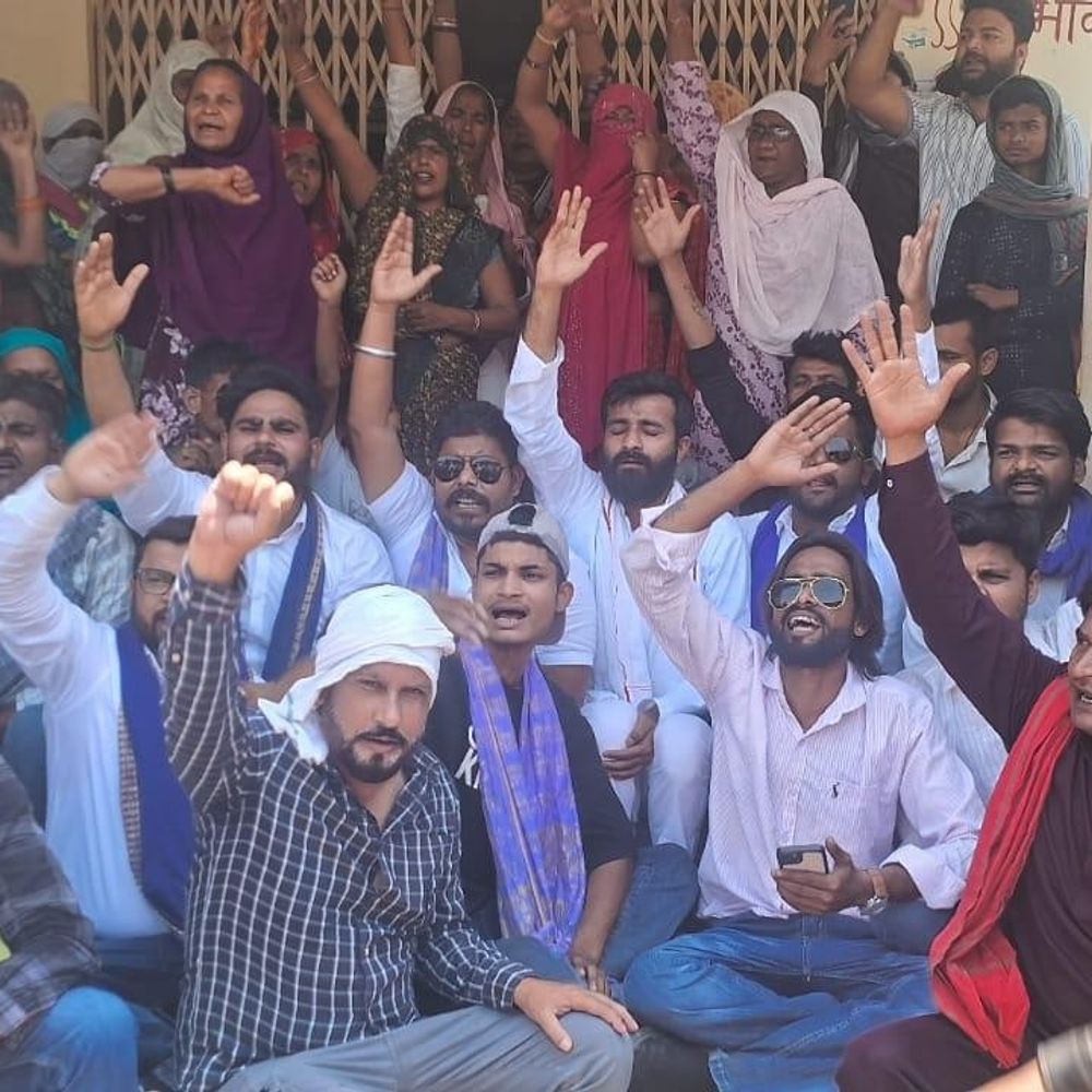 हमीरपुर में स्मार्ट मीटर का विरोध:प्रदर्शनकारियों ने विद्युत विभाग कार्यालय का घेराव कर अनशन शुरू किया