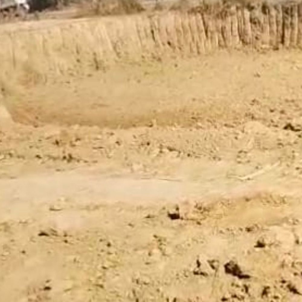 ललितपुर में खान इंस्पेक्टर हमले में एफआईआर दर्ज:अवैध खनन के दौरान की थी पत्थरबाजी, जेसीबी लेकर फरार हो गए थे