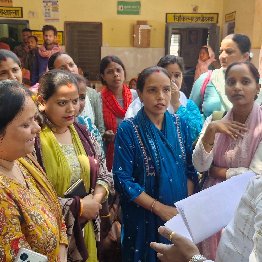 साइबर ठगों ने ANM के बैंक एकाउंट से उड़ाए रुपए:बलिया में पीएचसी के बाहर धरने पर बैंठी साथी ANM, अधीक्षक ने दिए 10 हजार, फिर पद छोड़ने का ऐलान