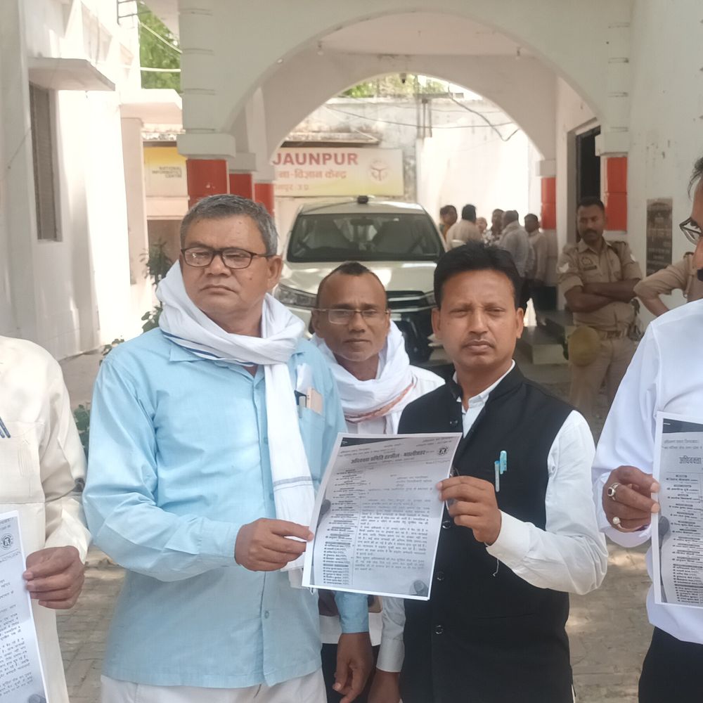 जौनपुर में भ्रष्टाचार का आरोप, DM से शिकायत:तहसीलदार-नायब तहसीलदार पर काम रोकने, मेज-कुर्सियां तोड़ने का आरोप