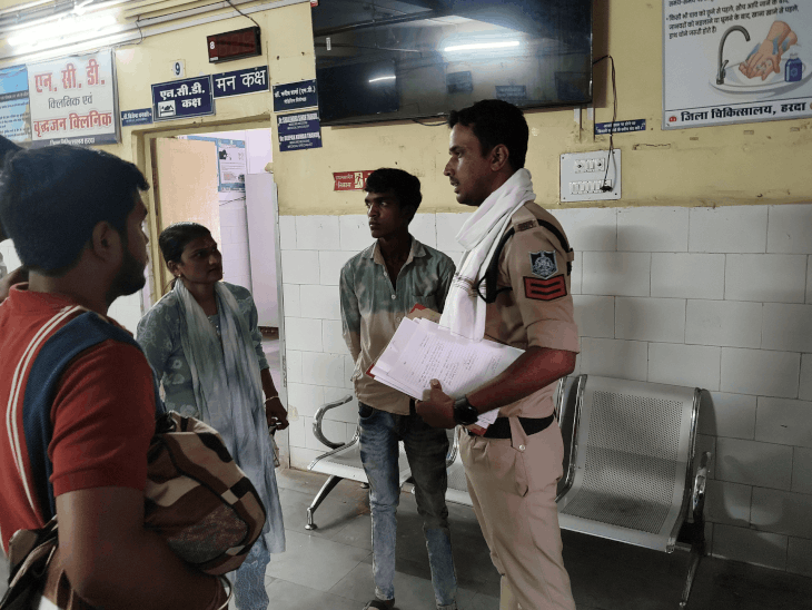 हरदा में पिकअप की टक्कर से महिला की मौत:  फोन से बात करते सड़क पार कर रही थी; ड्राइवर हिरासत में – Harda News