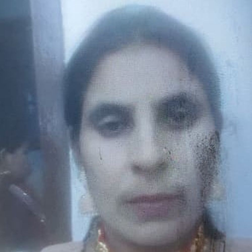 फर्रुखाबाद में डीसीएम की टक्कर से महिला की मौत:बेटी को दवा दिलाकर पति के साथ बाइक से घर लौट रही थी