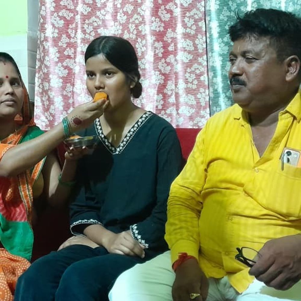 बलिया में मजदूर की बेटी बनी जिला टॉपर:चांदनी ने किया टॉप, दीया दूसरे; शीतल-शिवांशु तीसरे स्थान पर